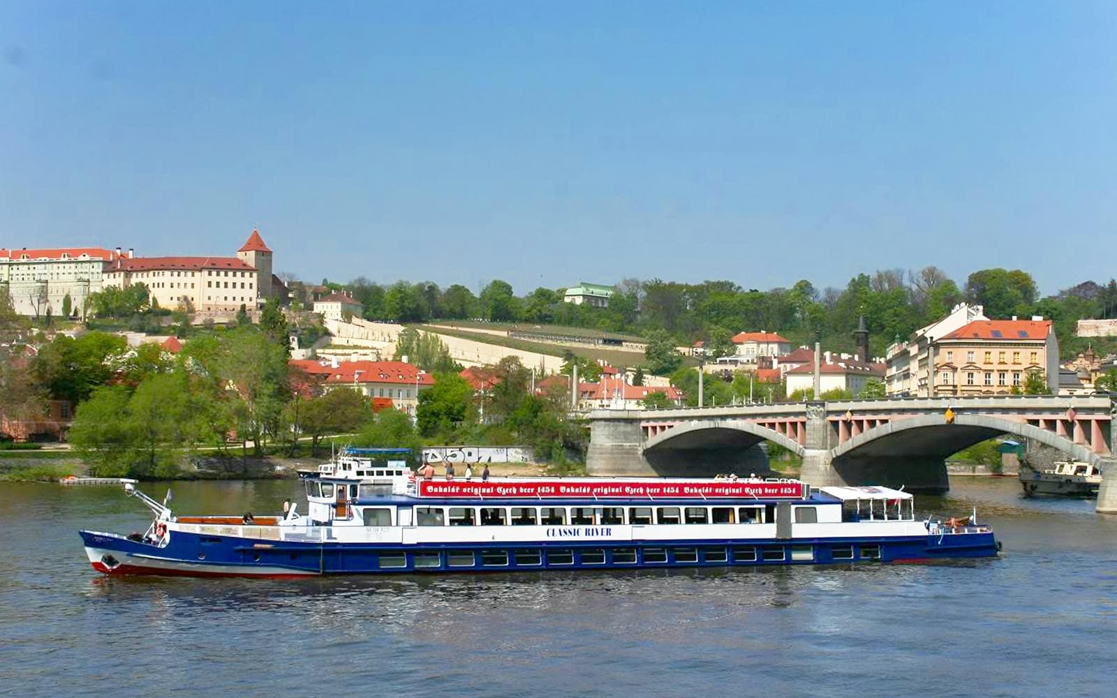 Prague Sightseeing Boat Cruise with Buffet Dinner