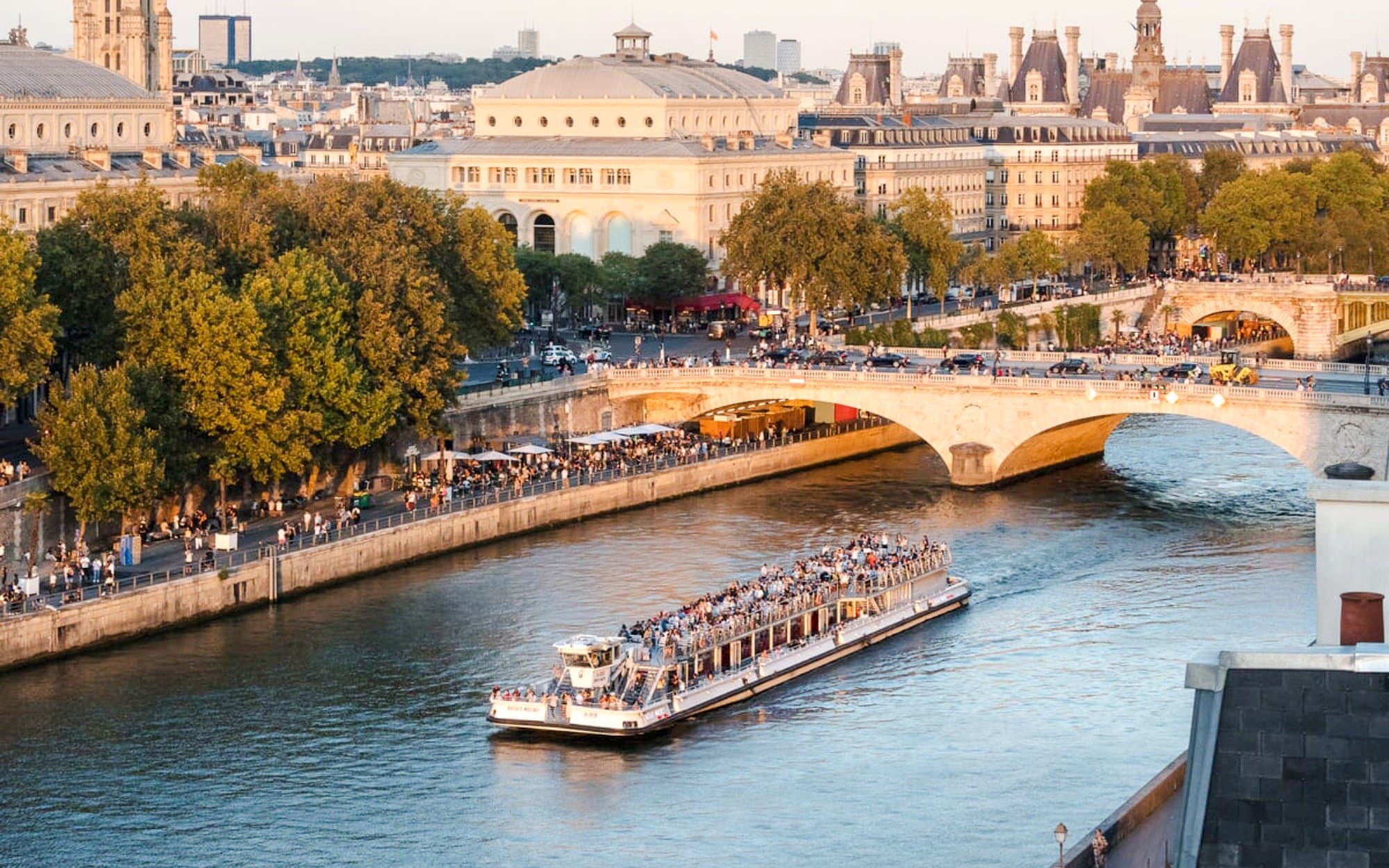 Crucero turístico de 1 hora por el río Sena desde la Torre Eiffel