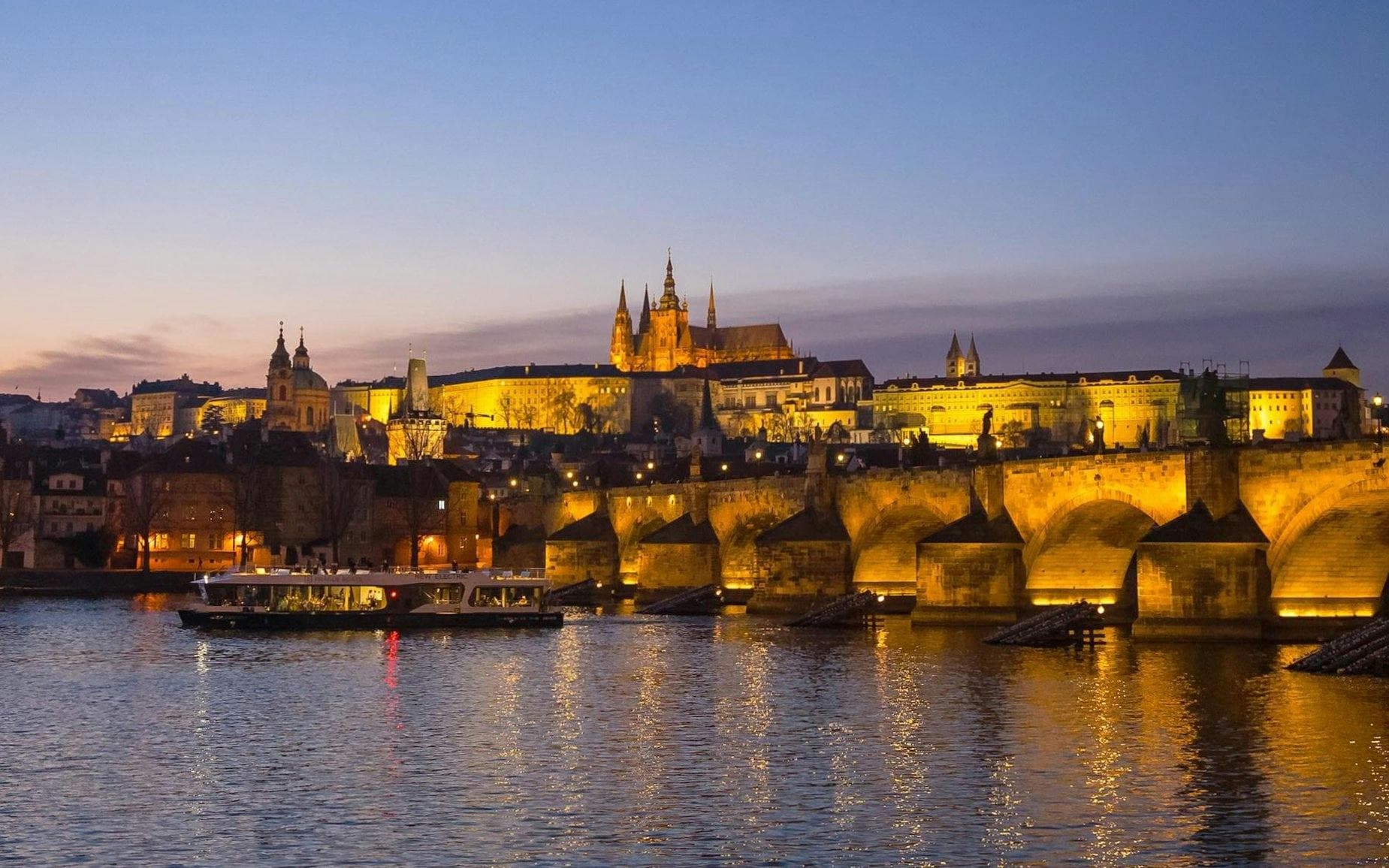Croisière touristique nocturne sur la Vltava à Prague - image 3