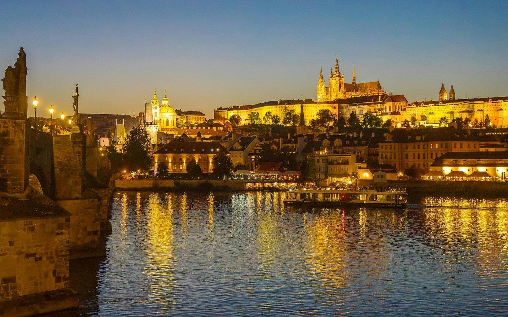 Croisière touristique nocturne sur la Vltava à Prague - image 6