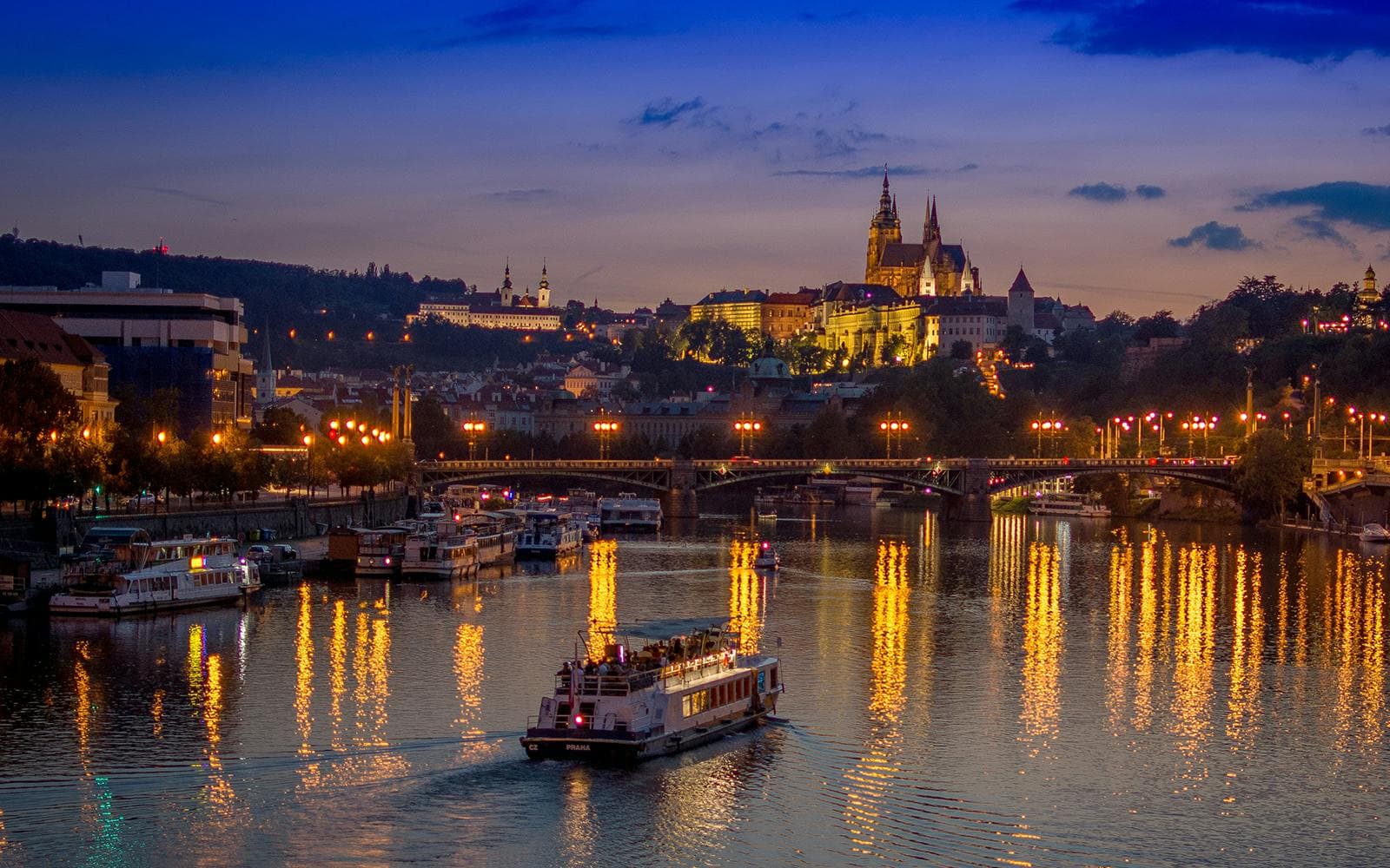 Croisière touristique nocturne sur la Vltava à Prague - image 7