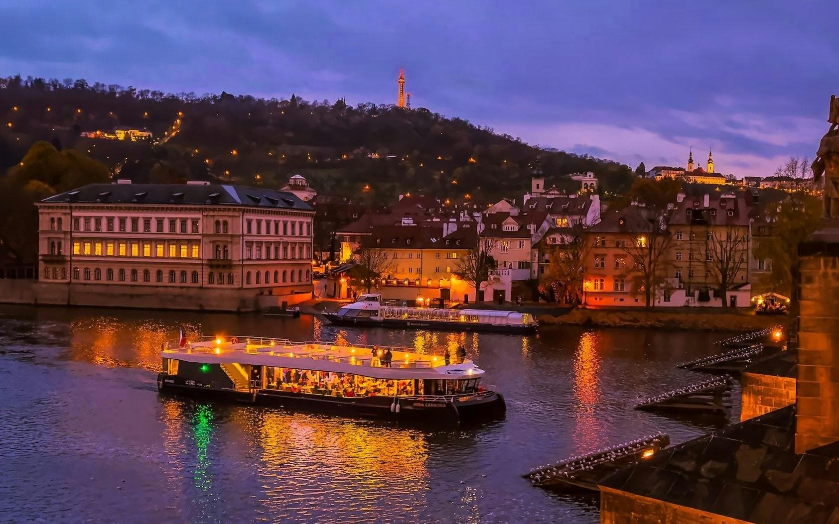 Croisière touristique nocturne sur la Vltava à Prague